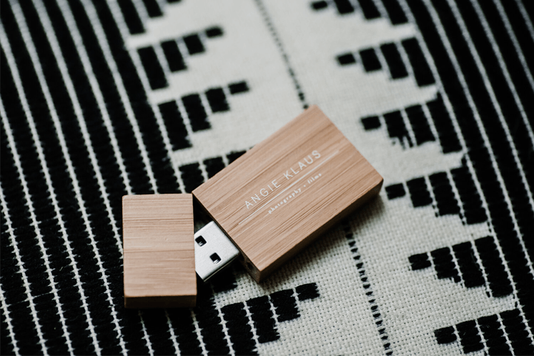 How to store digital photos on custom flash drive